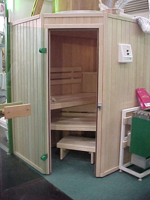 Außenansicht der Koll-Bad-Sauna 2005 / Ofen unter der Bank mit 3 eckigen Schacht. Kolldarium Kombinationsofen zur Kräuterinhalation (Sonderausstattung)